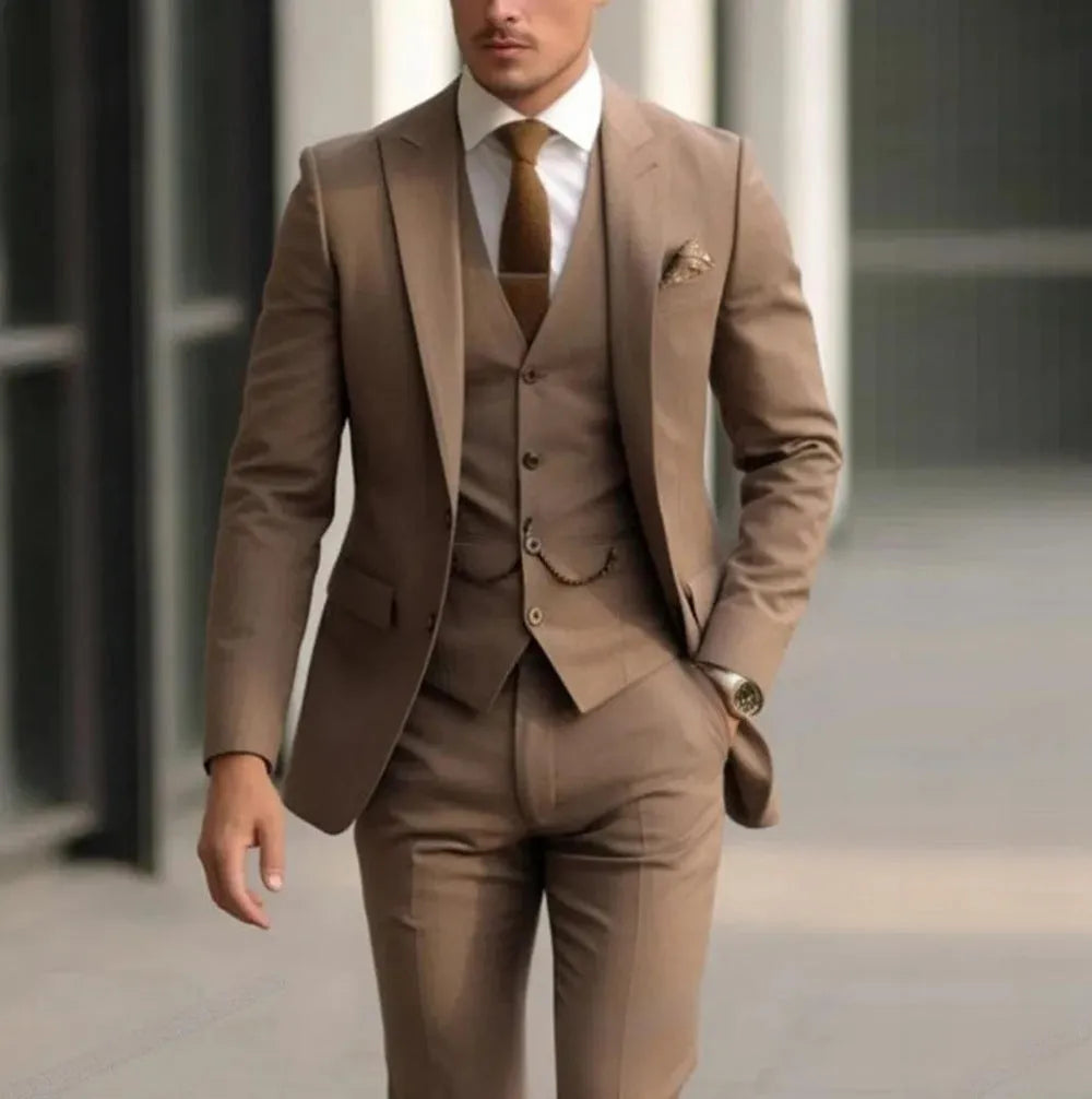 Men's three-piece slim fit business suit with vest in polyester blend fabric