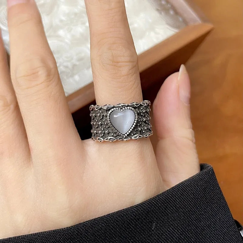 Retro heart-shaped adjustable ring in white copper plated silver with white or green colour options