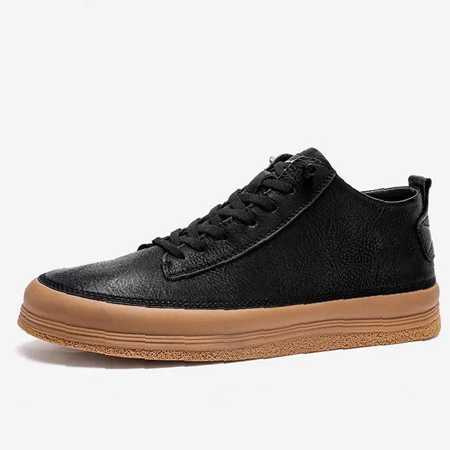 Men's black casual leather shoes with round toe and lanyard closure on soft rubber soles