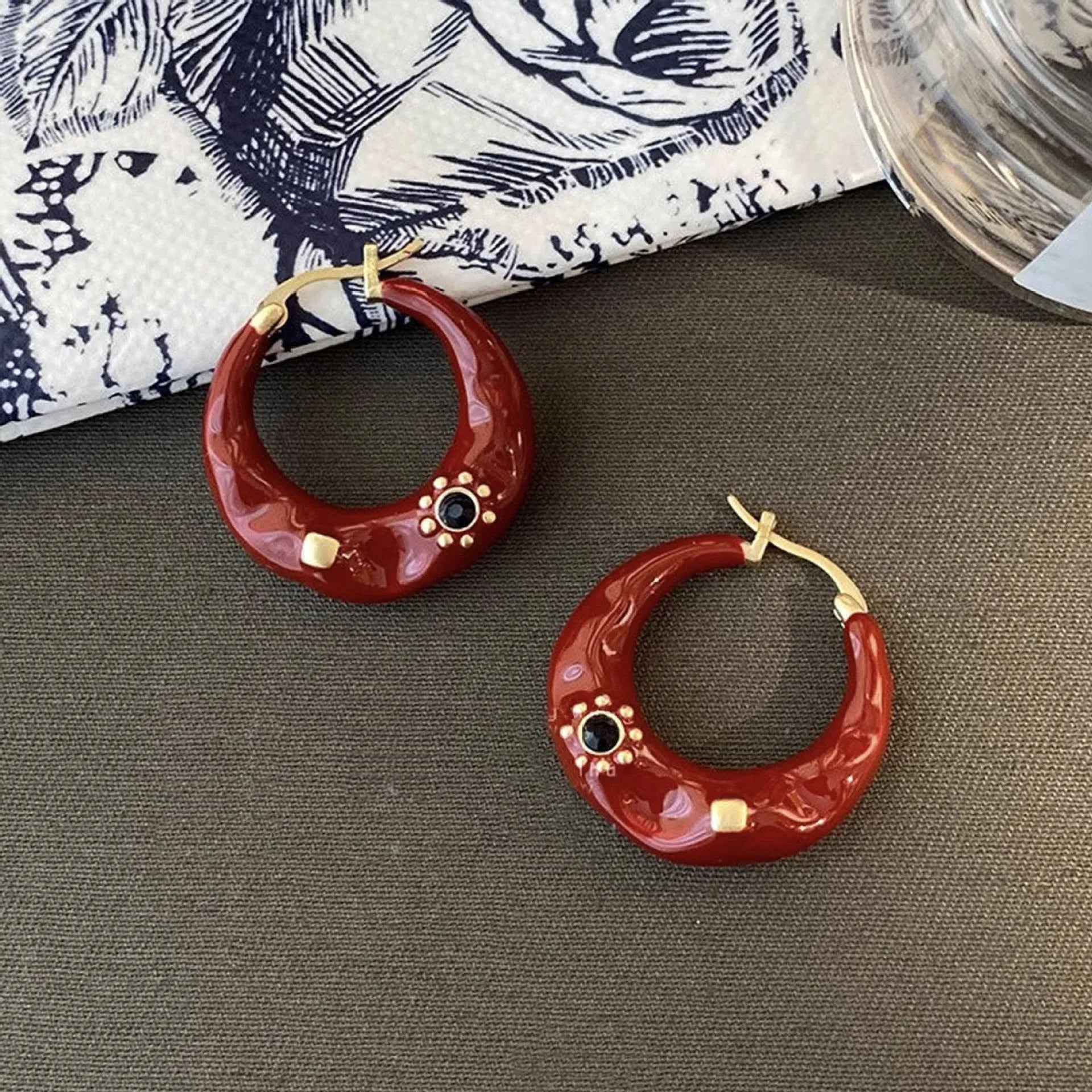 Retro style alloy ear studs with rhinestone decoration in black and red colours