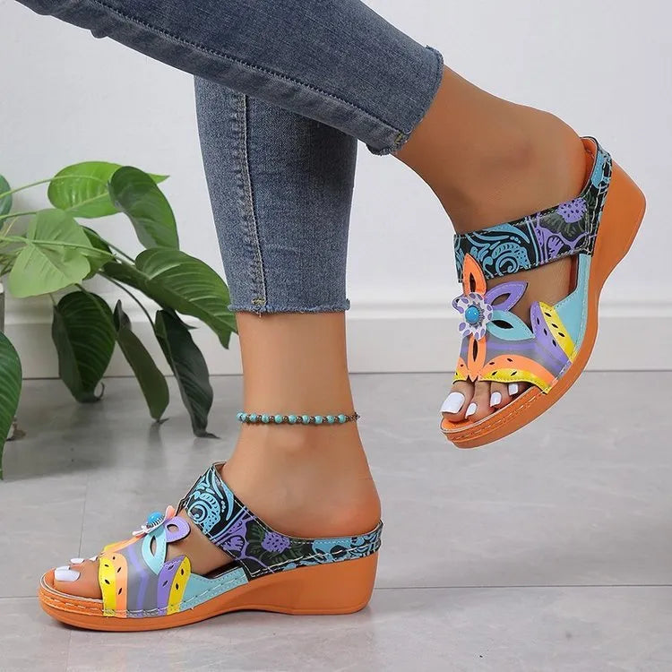 Ethnic cool girl patterned slippers in cowhide with coloured slope details and a rubber sole.