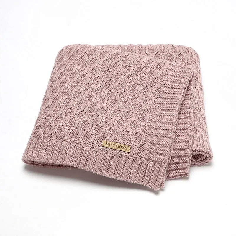 Solid colour infant hug blanket with three-dimensional lines stitching measuring 70×90cm