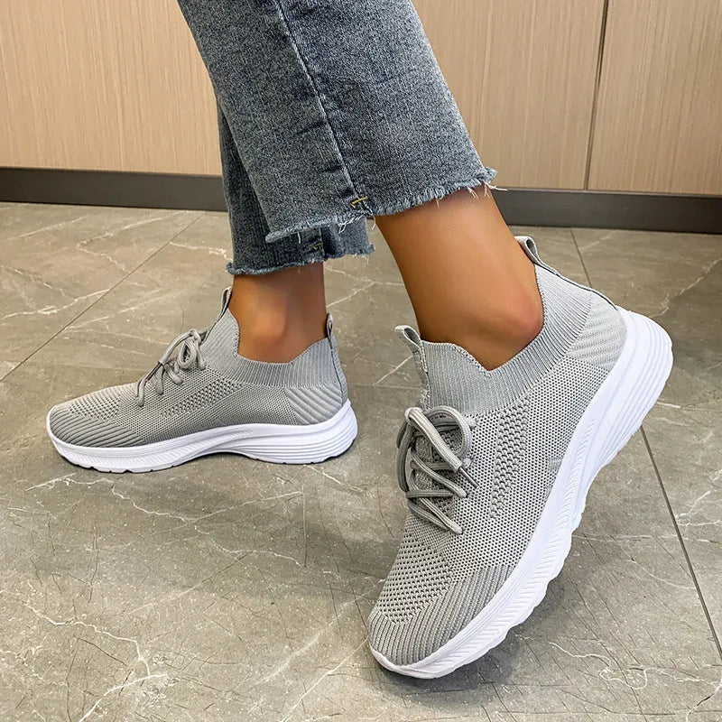 Women's low top flyknit running shoes with mesh lining and rubber sole in solid colour