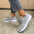 Women's low top flyknit running shoes with mesh lining and rubber sole in solid colour