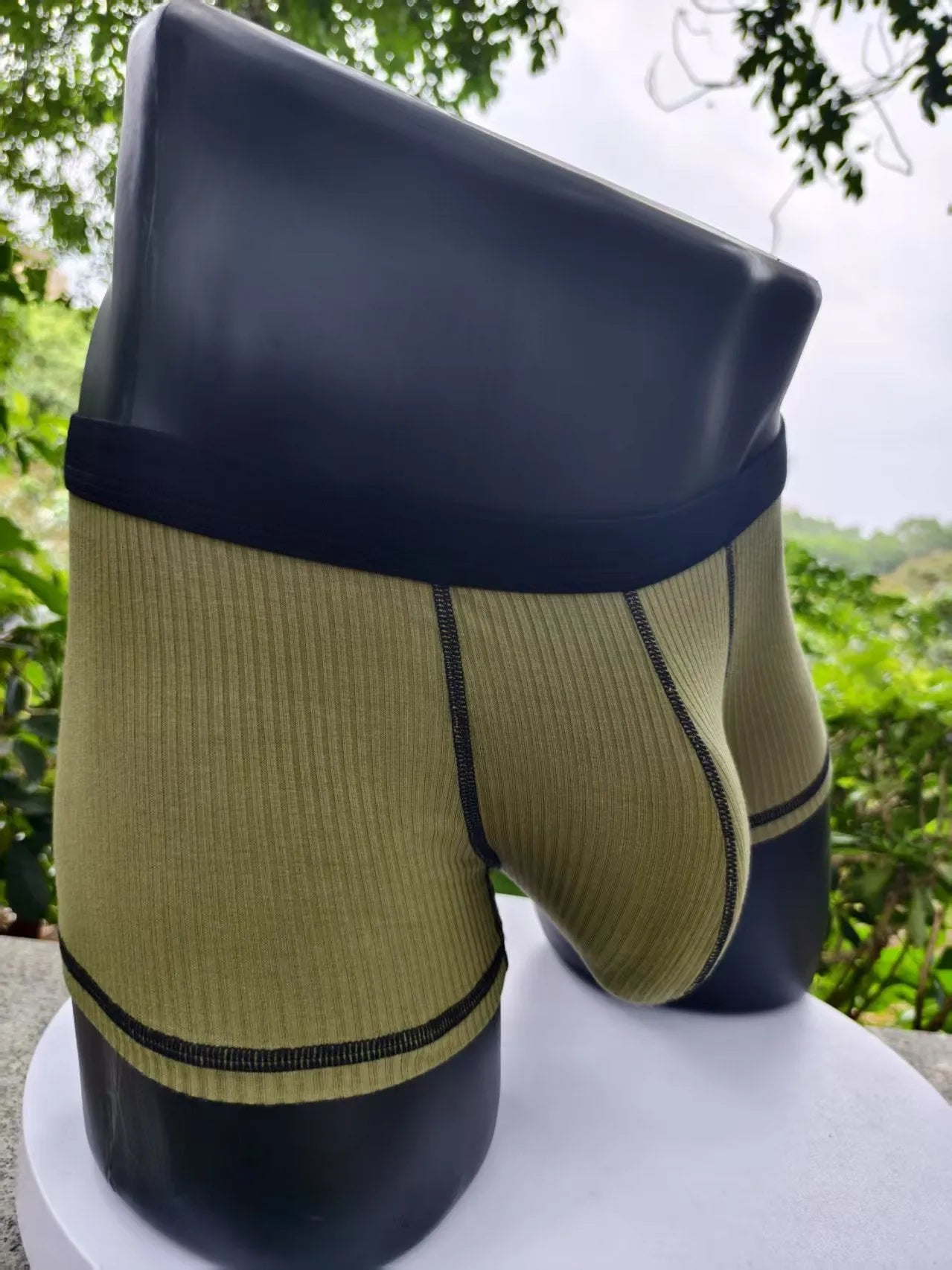 Men's solid colour boxers in breathable fibre fabric showing hip-lifting design