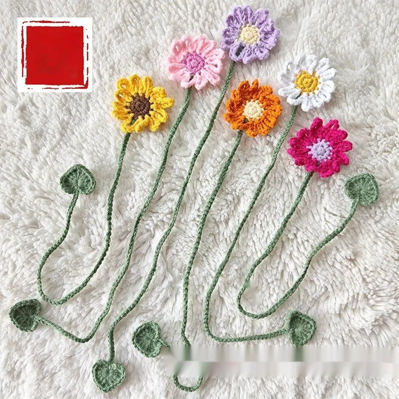 Hand-crocheted wool bookmark with daisy pattern and flexible wire core in milk cotton material