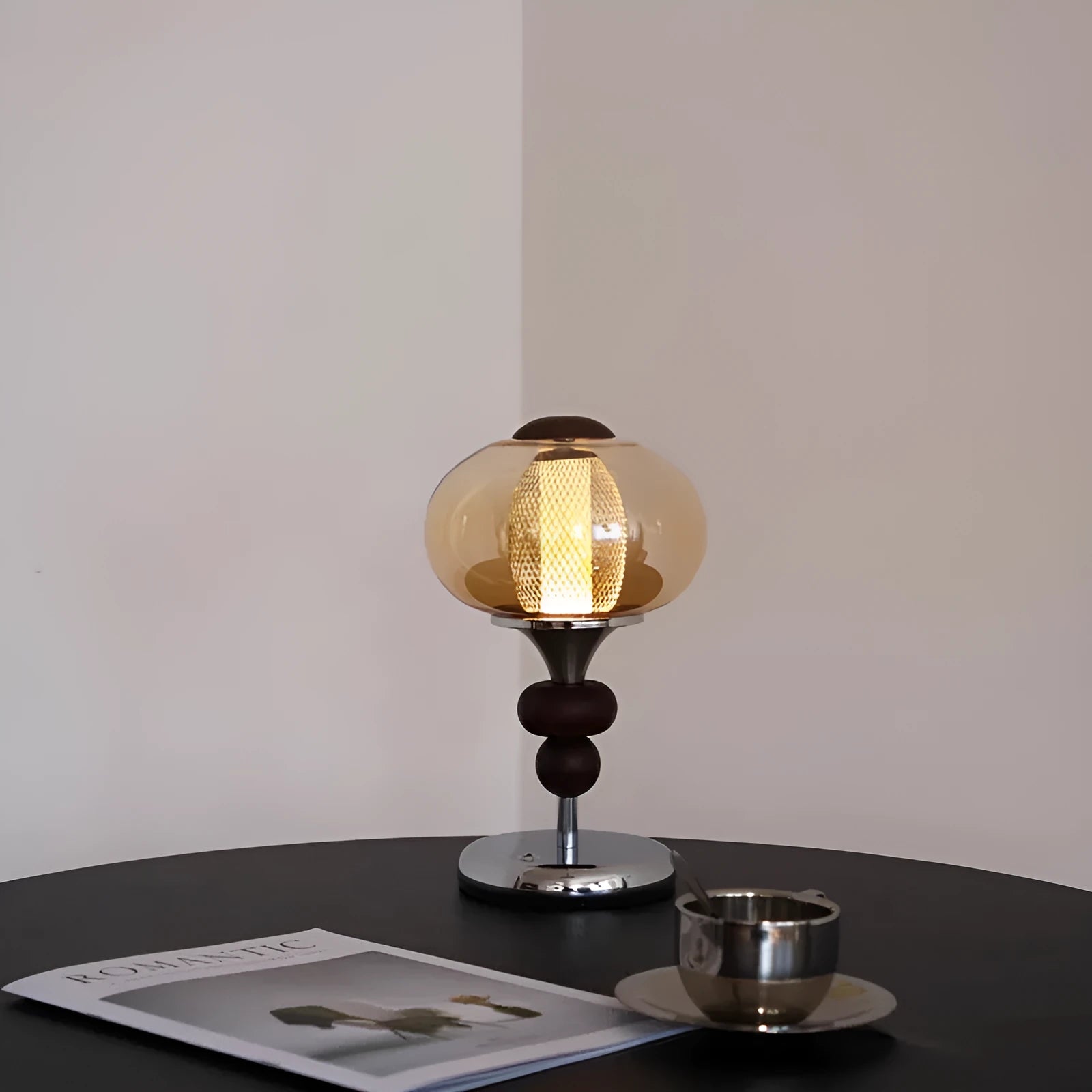 Solid wood retro palace table lamp with touch control and three-colour variable lighting