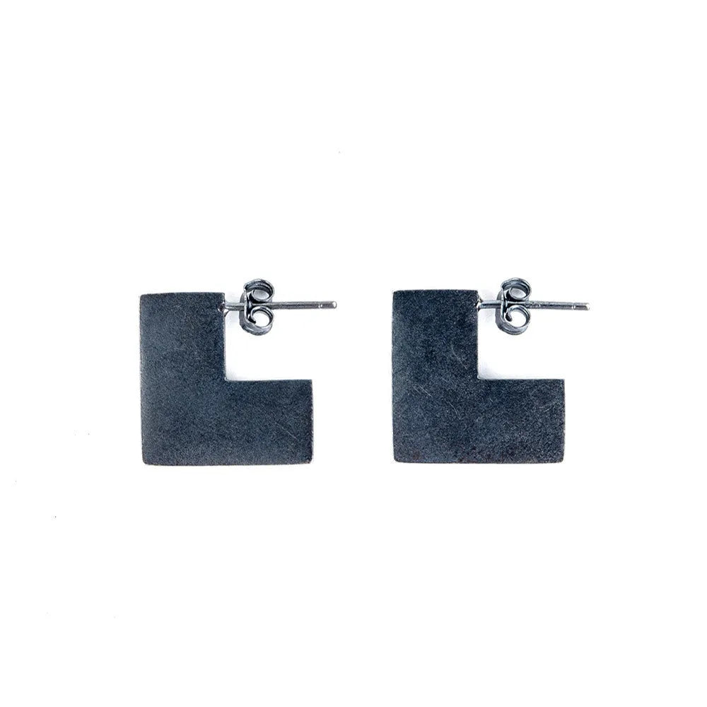 Oxidation black geometric square earrings made from 925 sterling silver, measuring 16mm