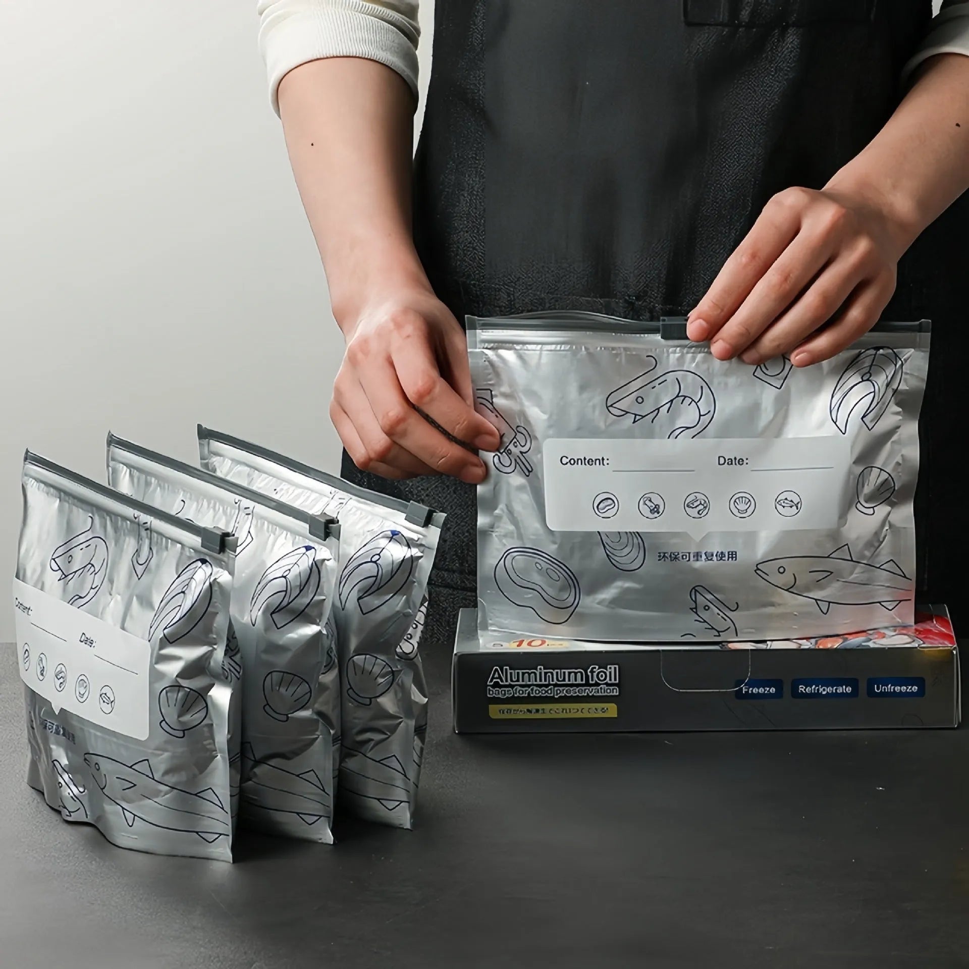 Aluminium foil fresh-keeping bags in large, medium, and small sizes for food storage.