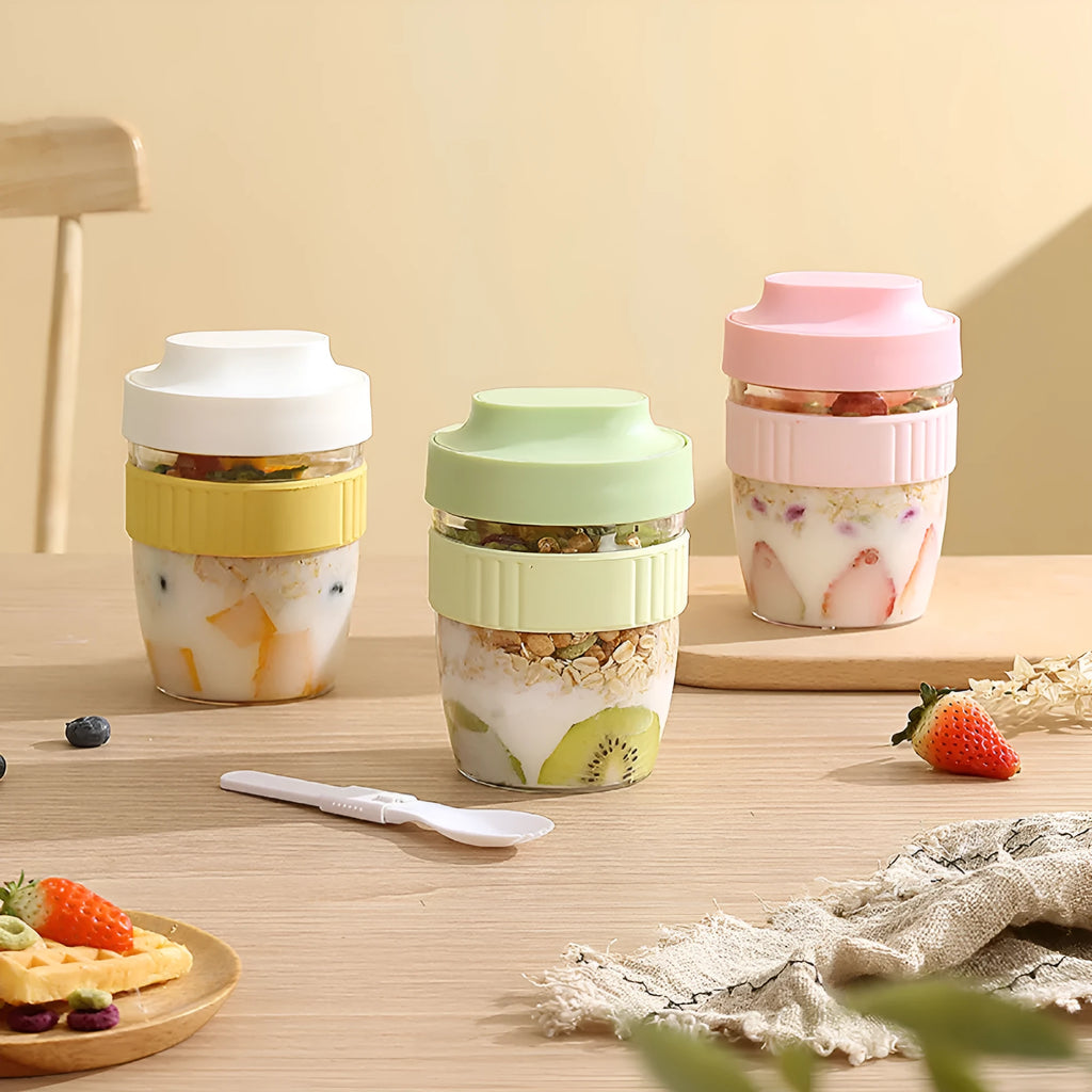 Green plastic salad cup with clear lid and spoon, sealed leak-proof design.