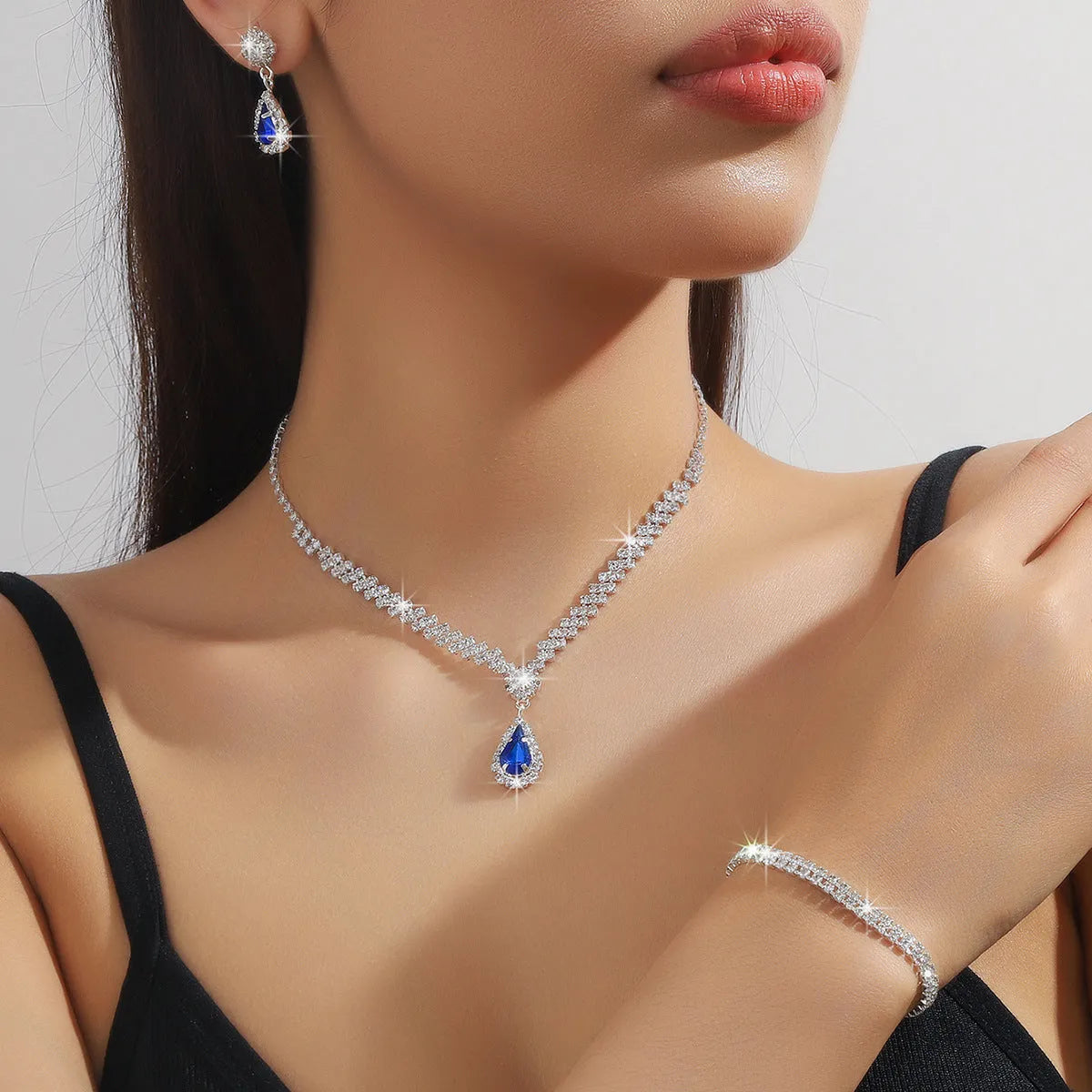 Claw chain rhinestone jewellery set with drop-shaped stones in multiple colour options
