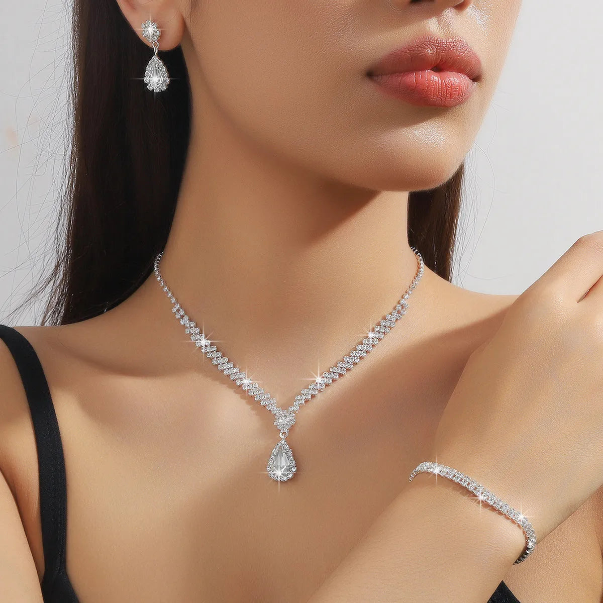 Claw chain rhinestone jewellery set with drop-shaped stones in multiple colour options