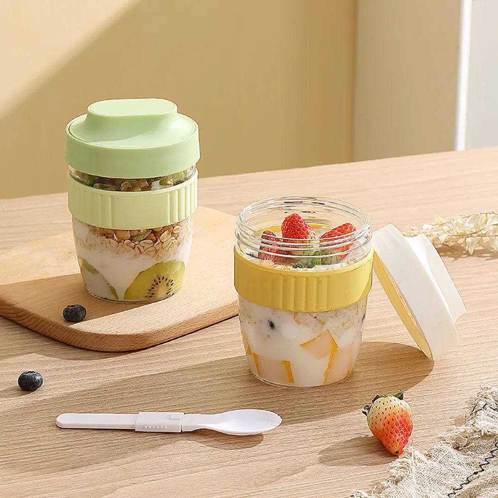 Green plastic salad cup with clear lid and spoon, sealed leak-proof design.