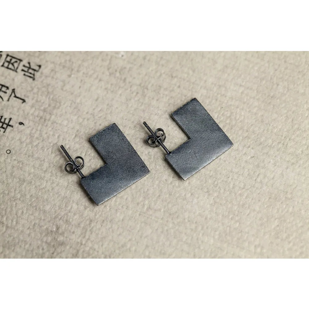 Oxidation black geometric square earrings made from 925 sterling silver, measuring 16mm