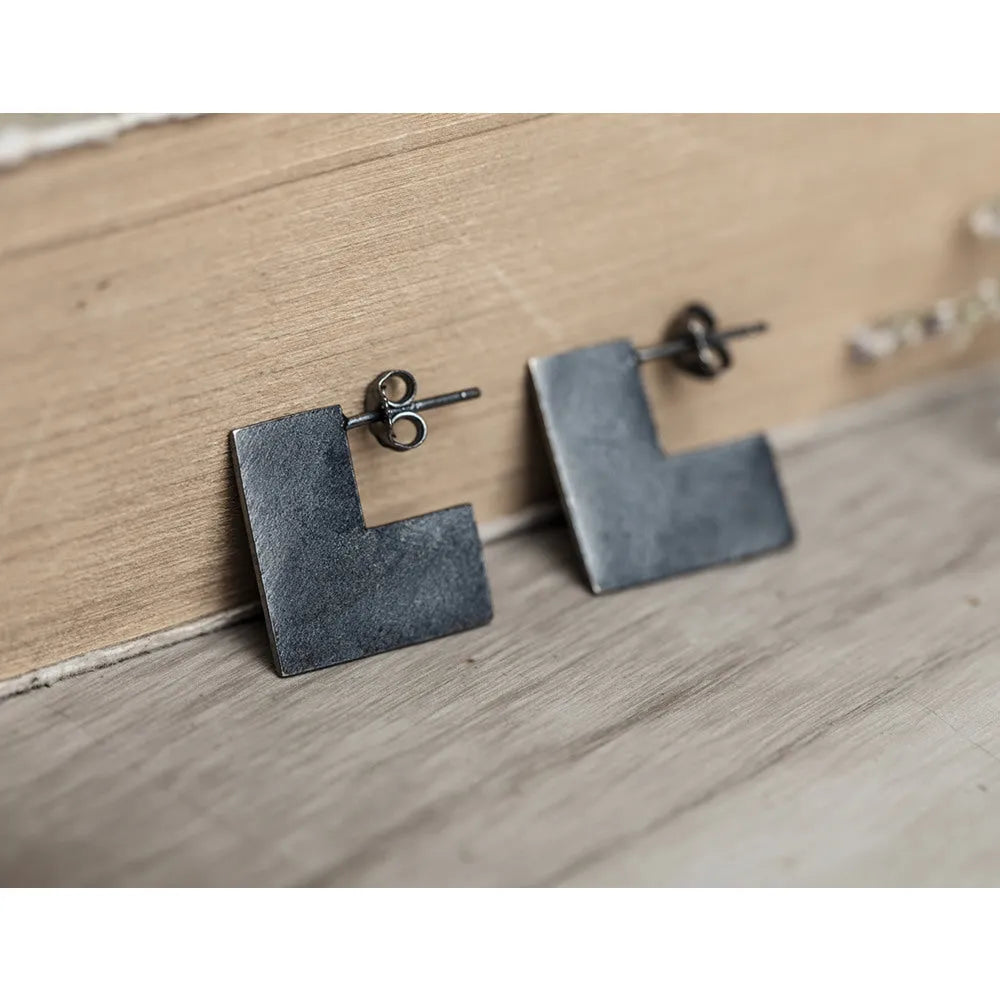 Oxidation black geometric square earrings made from 925 sterling silver, measuring 16mm