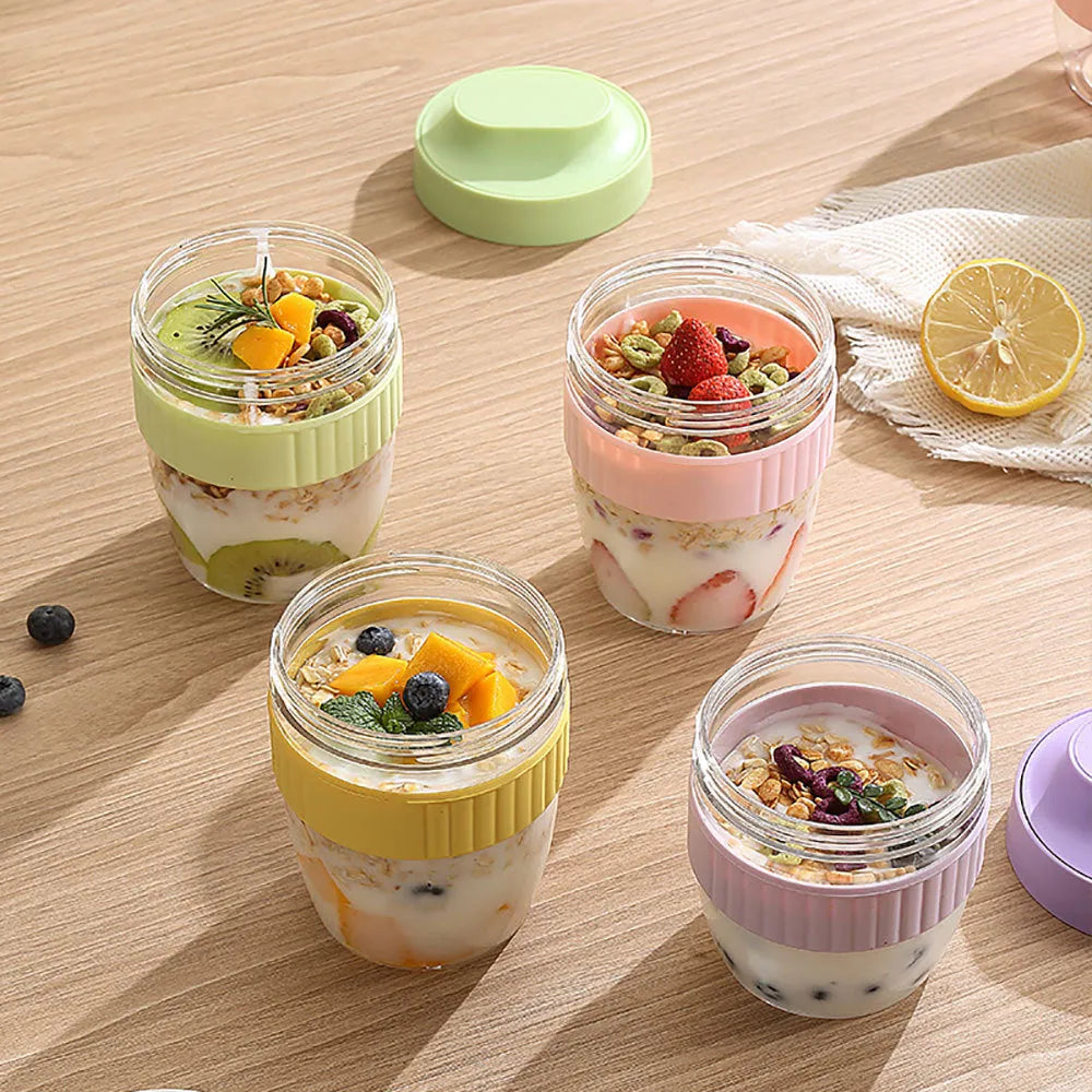 Green plastic salad cup with clear lid and spoon, sealed leak-proof design.