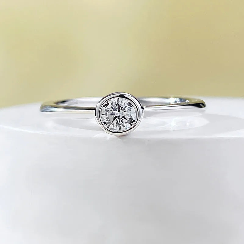 Minimalist silver crown ring with linear detailing in gold or platinum finish for women's daily wear