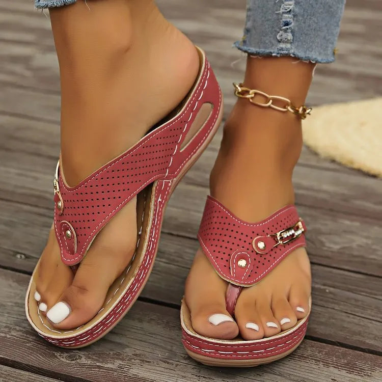 Women's retro-style flip-flop sandals in light brown with a herringbone pattern footbed.