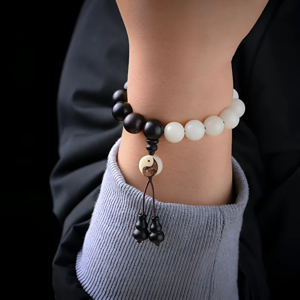 White and blackwood bead bracelet in eight-diagram pattern with natural bodhi seeds
