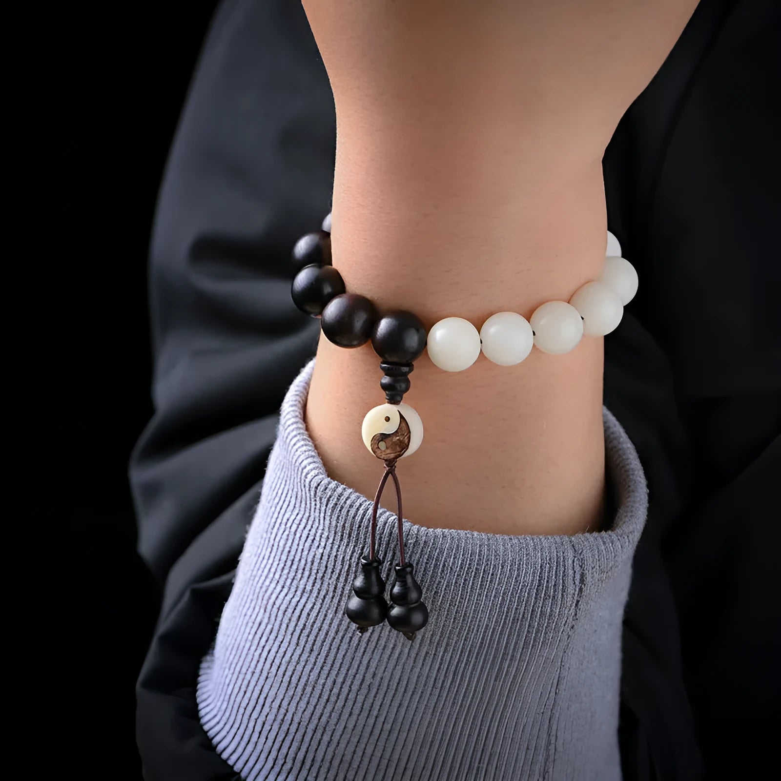 White and blackwood bead bracelet in eight-diagram pattern with natural bodhi seeds