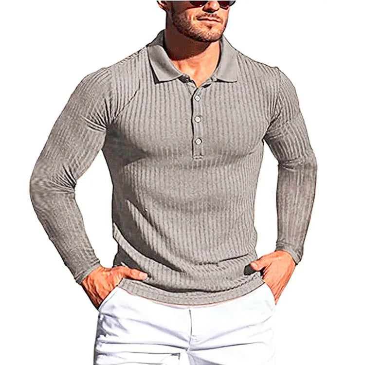 Man wearing a loose-fitting striped knit shirt in a solid colour with short sleeves.