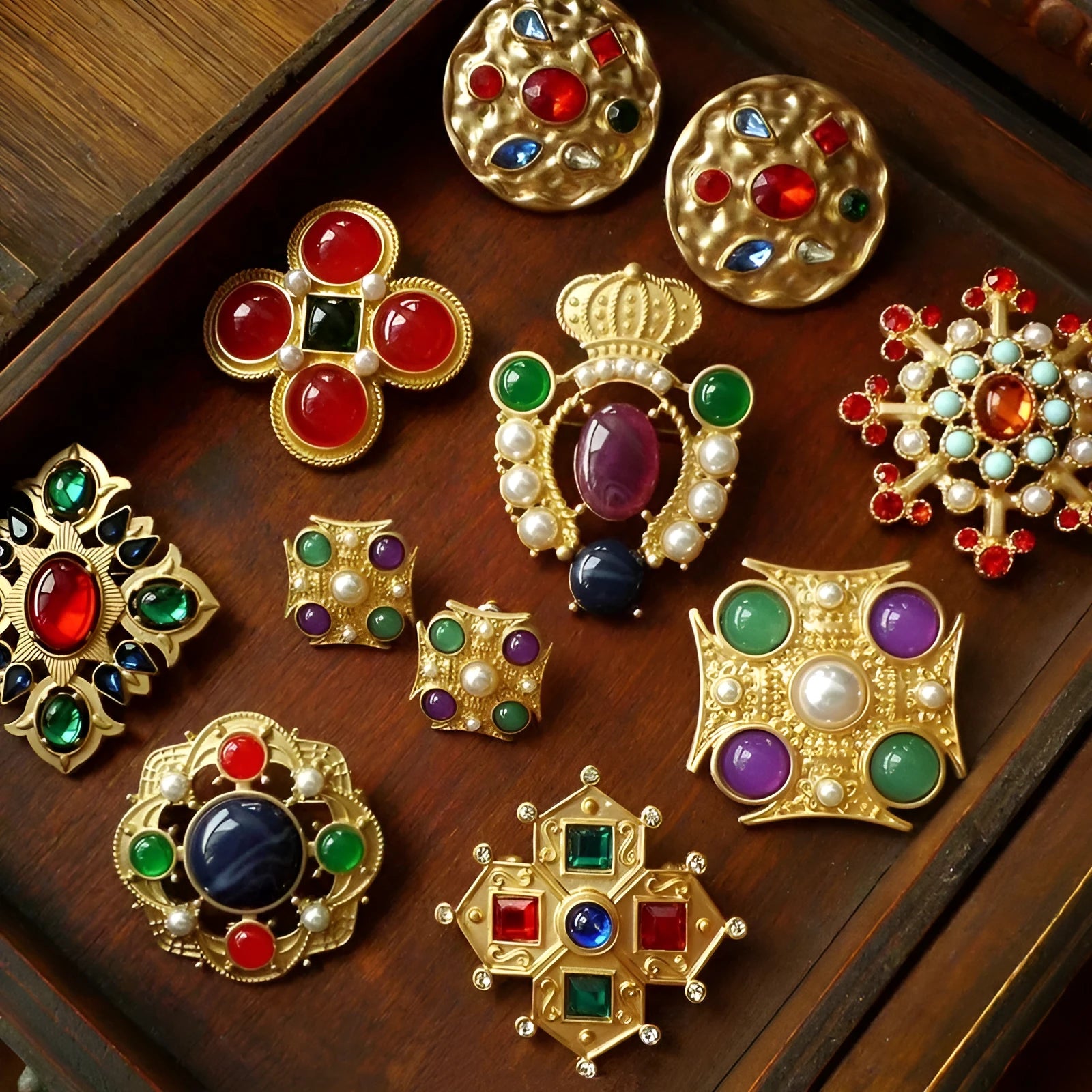 Zinc alloy retro baroque brooch showing eight colour style options with measurements from 2cm to 5.5cm
