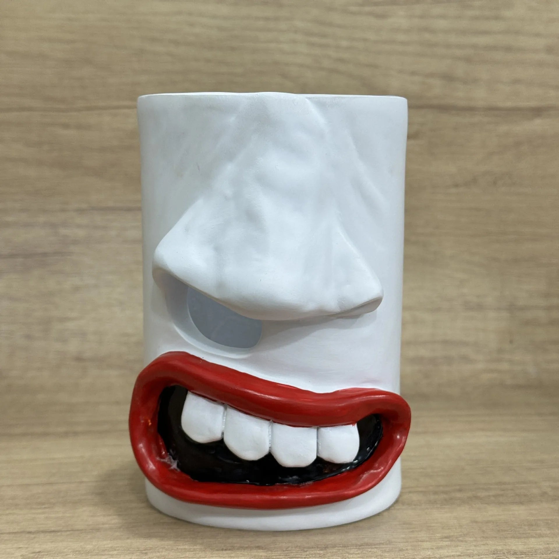 Resin American style tissue box holder desktop ornament measuring 8.5 cm wide by 14.6 cm tall