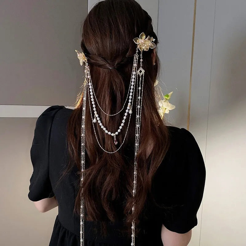 Women's hairpin with pearl, diamond and flower design featuring long tassel detail and gold-coloured grip
