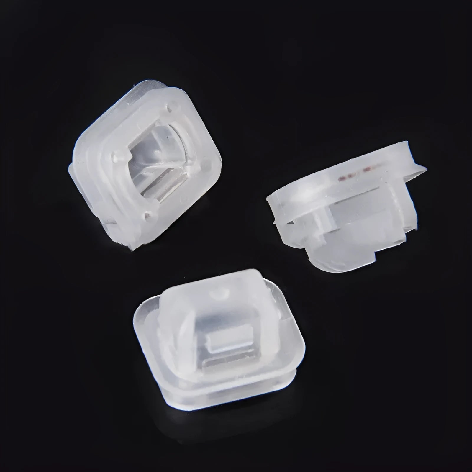 BMW interior plastic buckle fasteners for E39 and E38 models, transparent clips measuring 17.3mm by 15.2mm