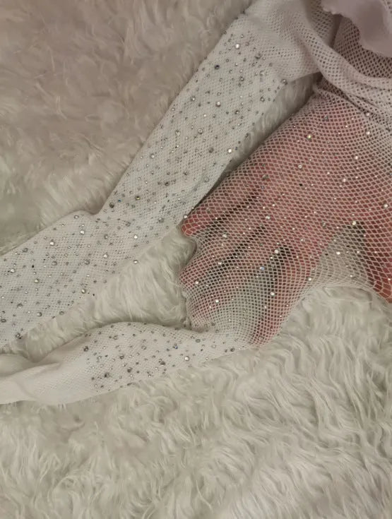 Women's fishnet stockings with diamond mesh pattern in black, skin colour, or white
