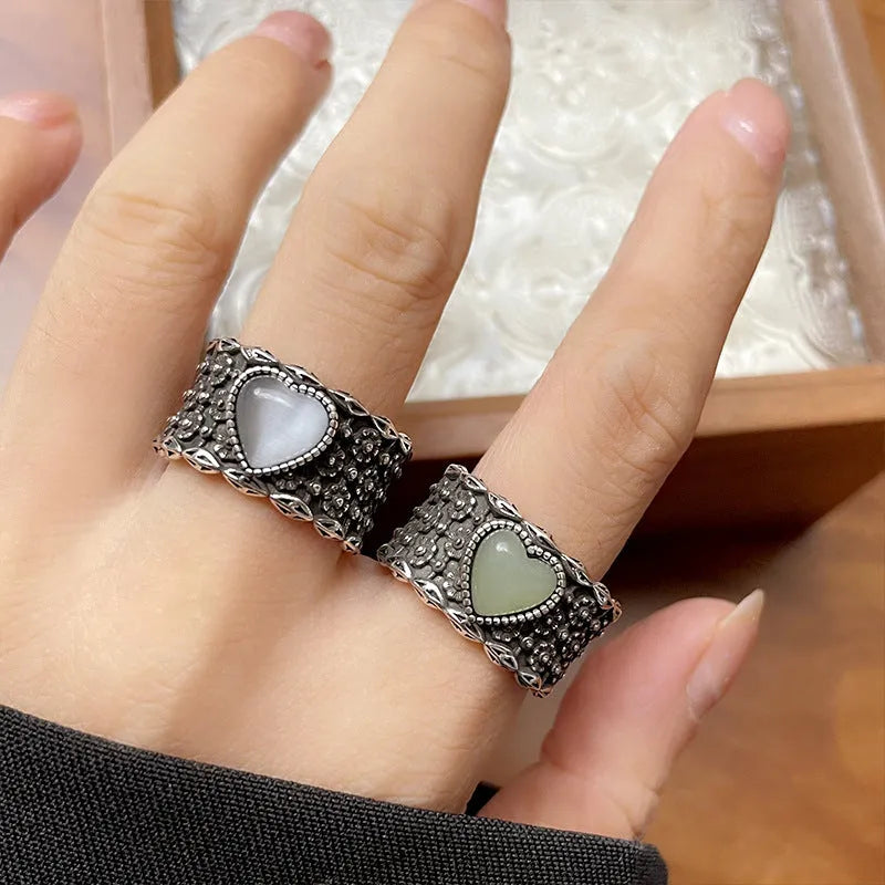 Retro heart-shaped adjustable ring in white copper plated silver with white or green colour options
