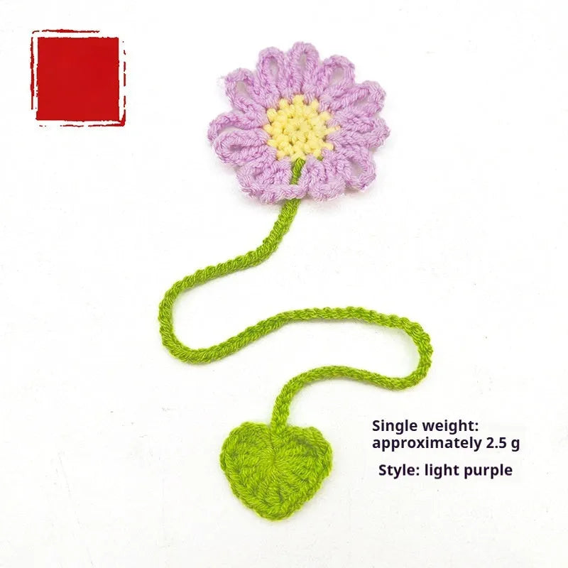 Hand-crocheted wool bookmark with daisy pattern and flexible wire core in milk cotton material