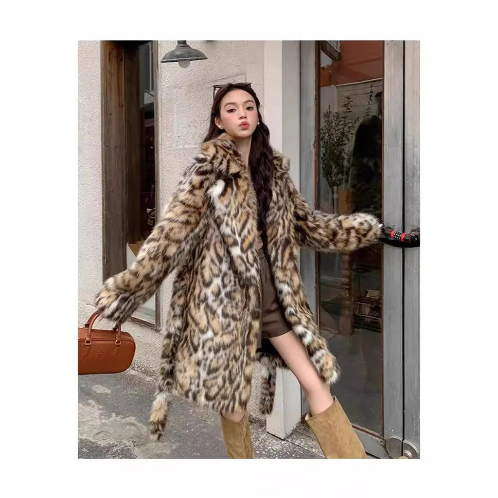 Women's artificial fox fur print coat with fur collar and side pockets in faux fabric