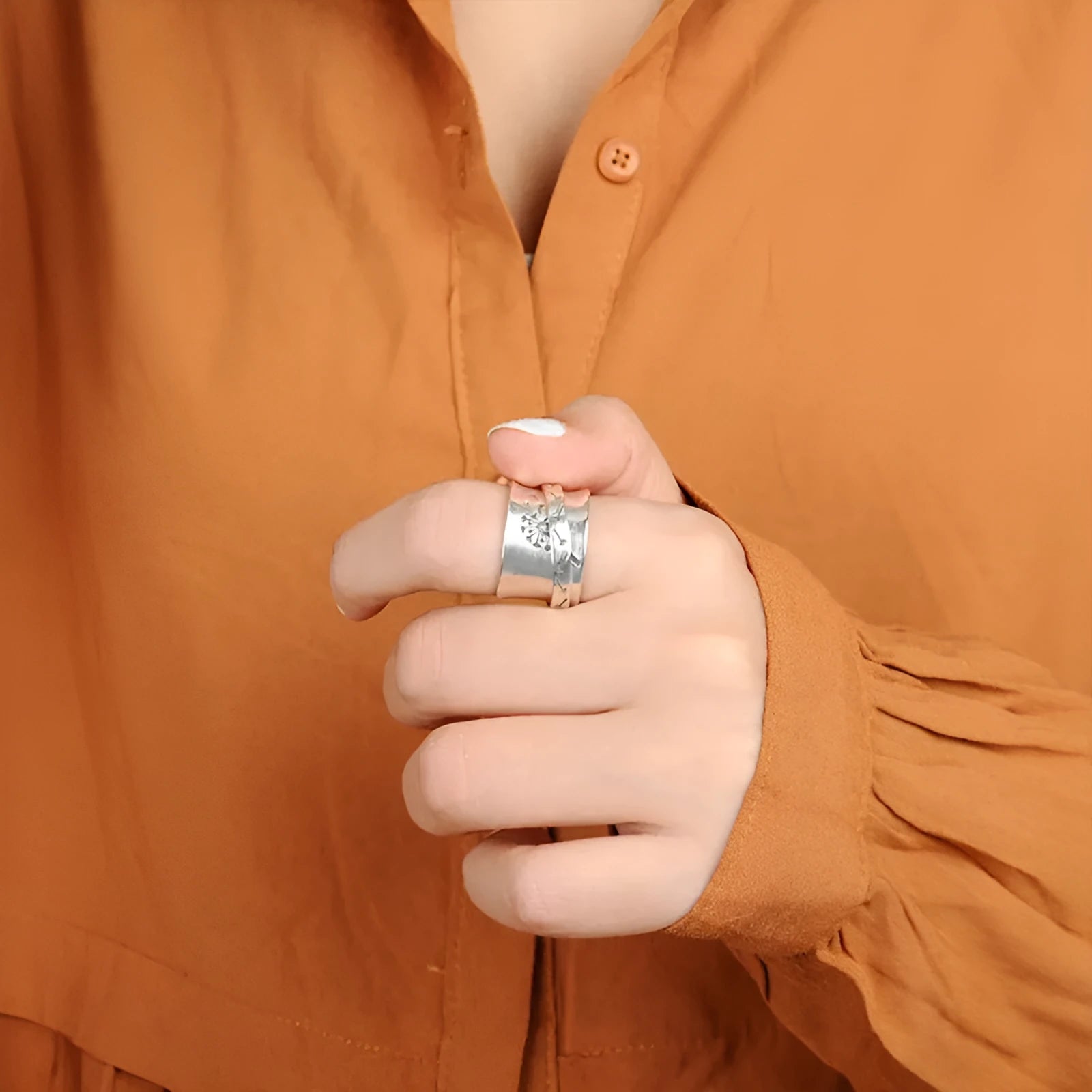Silver tone floral fashion ring with rotatable flower element on alloy band
