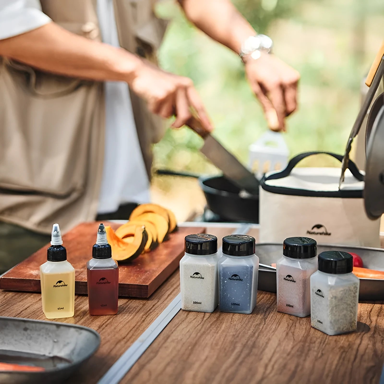 Naturehike six-piece PP plastic portable seasoning bottle set for outdoor cooking and picnics.