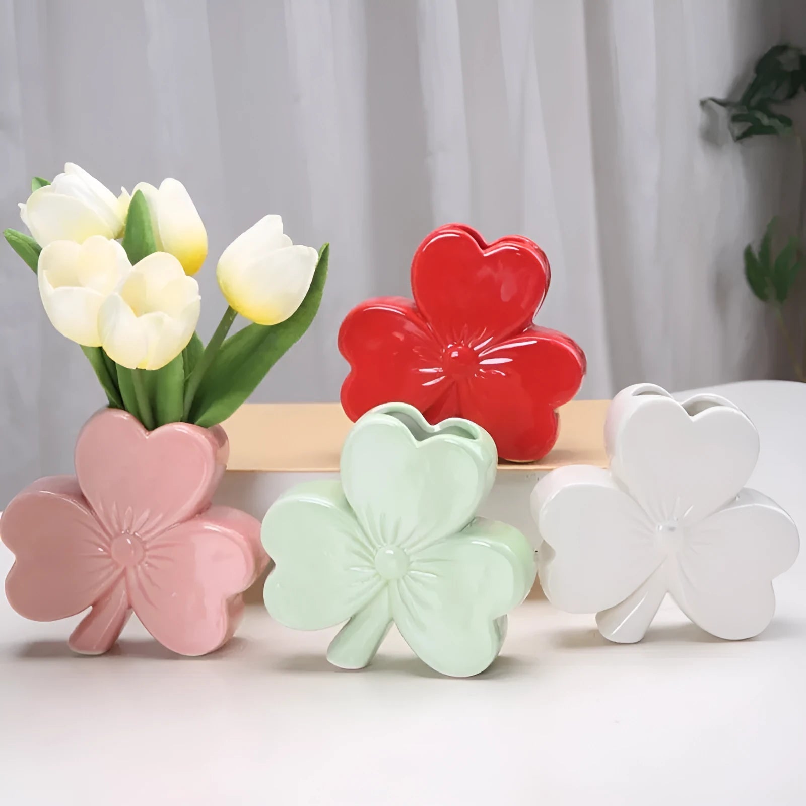 Clover ceramic desktop vase in white porcelain with European-style design