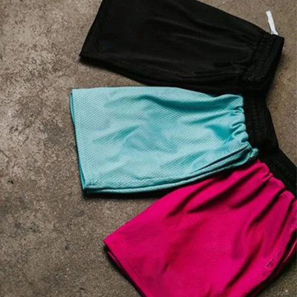 Men's mesh quick-drying sports shorts in solid colours for athletic activities