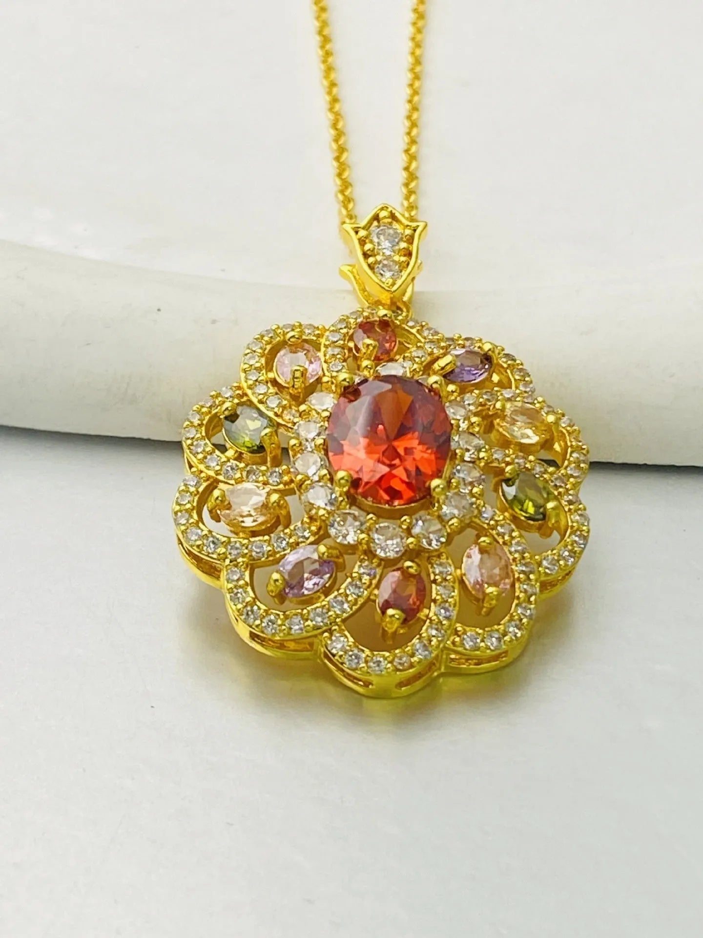 Women's flower-shaped zircon pendant necklace in gold, champagne gold, or platinum colour electroplated metal