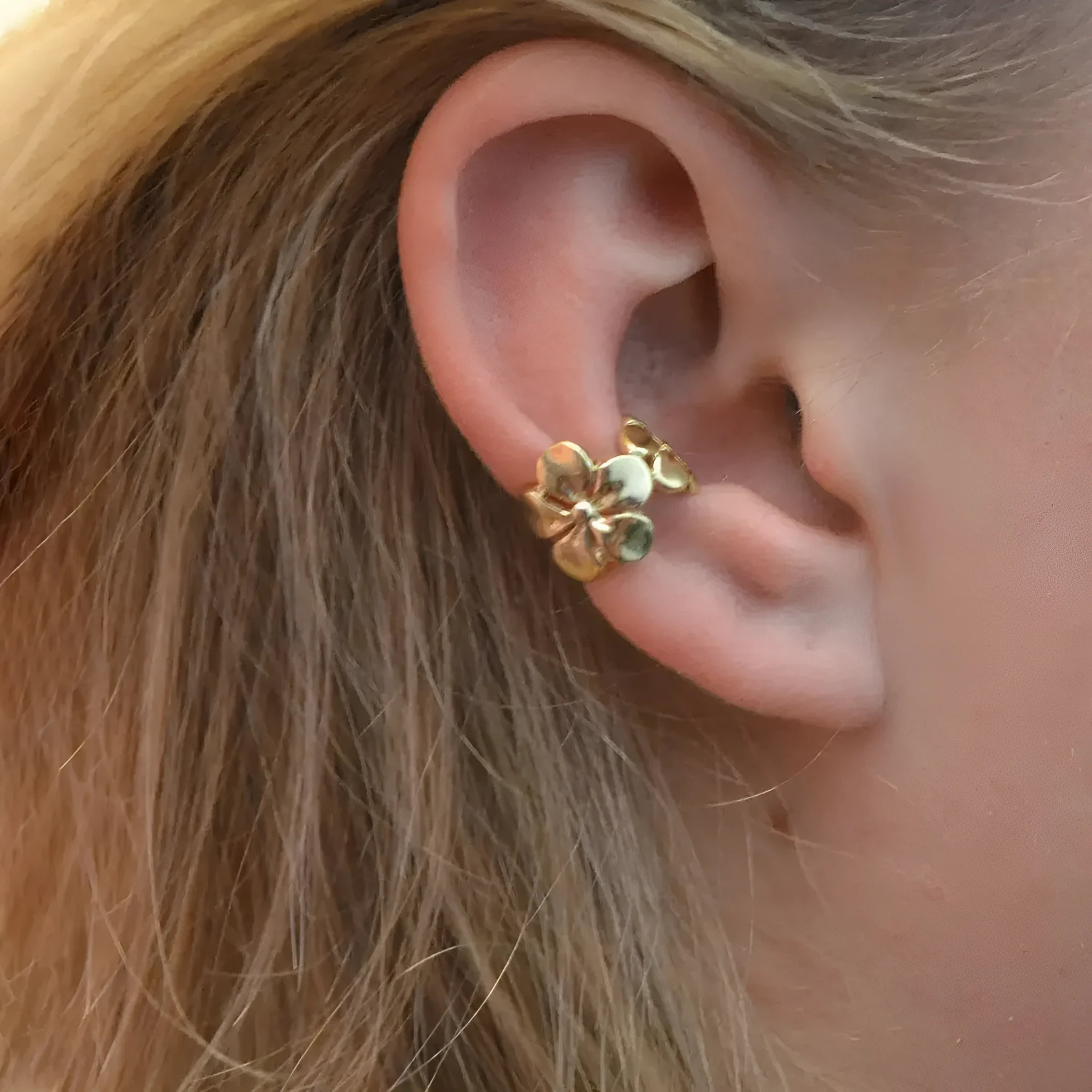 A pair of gold drop earrings featuring starfish and conch designs on an alloy base.