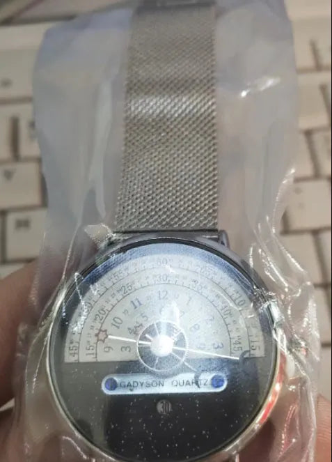 Men's quartz watch with 40mm dial, stainless steel or leather strap, and gold or silver colour options
