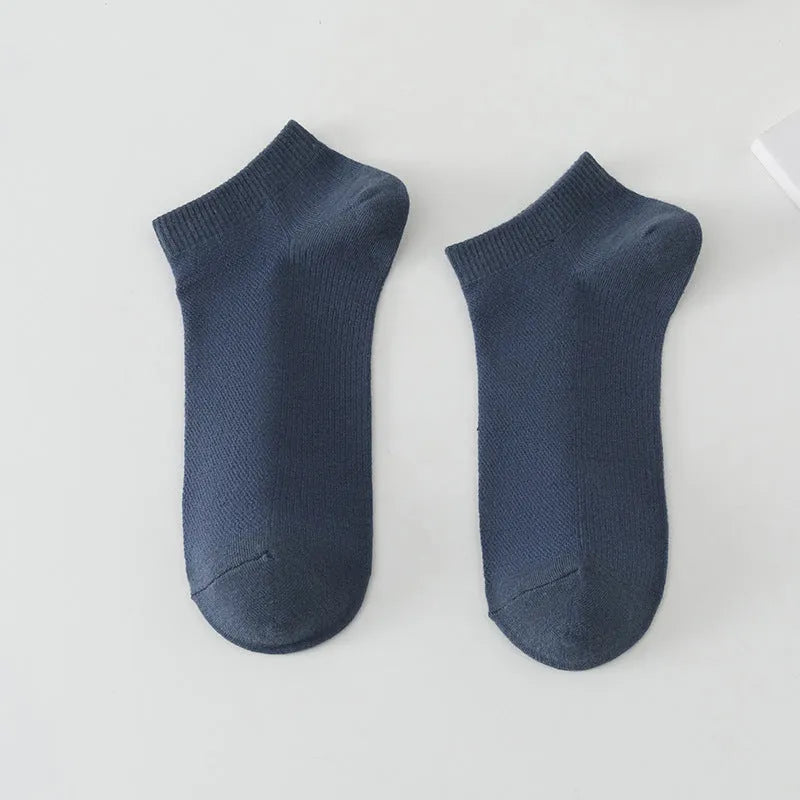Low-cut polyester boat socks in solid colour on foot showing discreet design below ankle