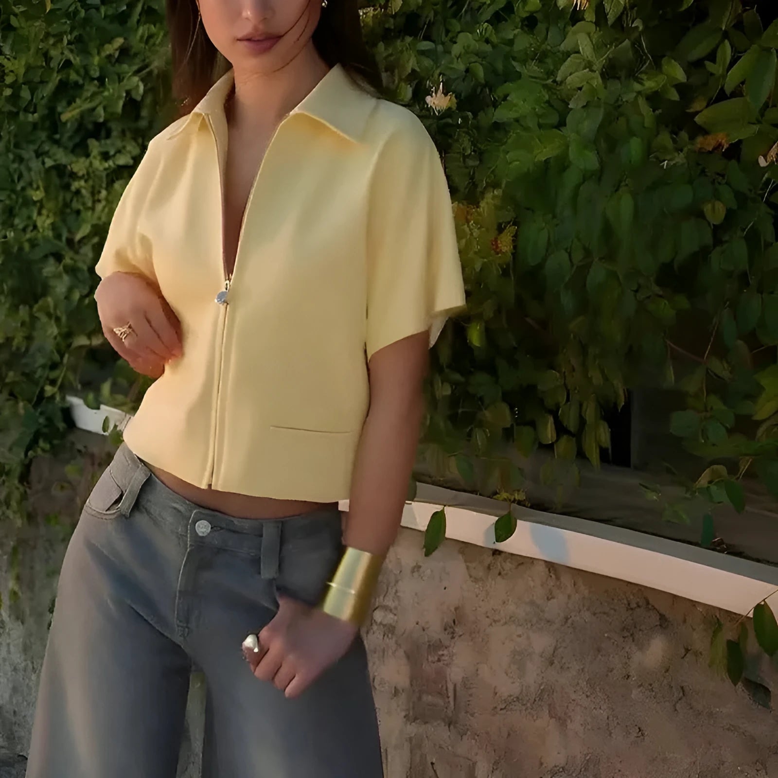 Loose-fit polyester casual top in black, white or yellow with short sleeves