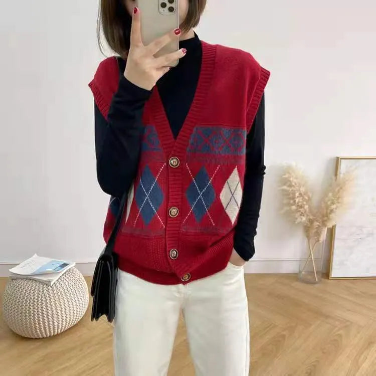 Loose sleeveless women's cardigan top with diamond plaid pattern in khaki colour