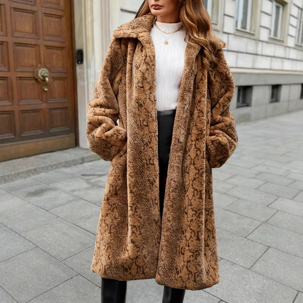 Women's long faux fur coat in leopard or snake print, with regular sleeves and an 80cm over-the-knee length.