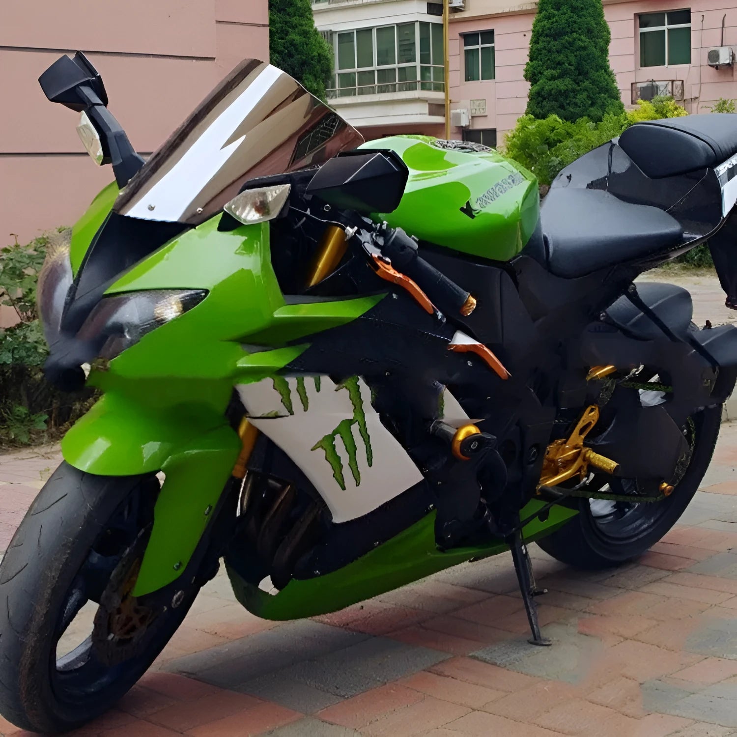 Motorcycle windscreen for Kawasaki ZX-6R and ZX-10R in blue or brown colour
