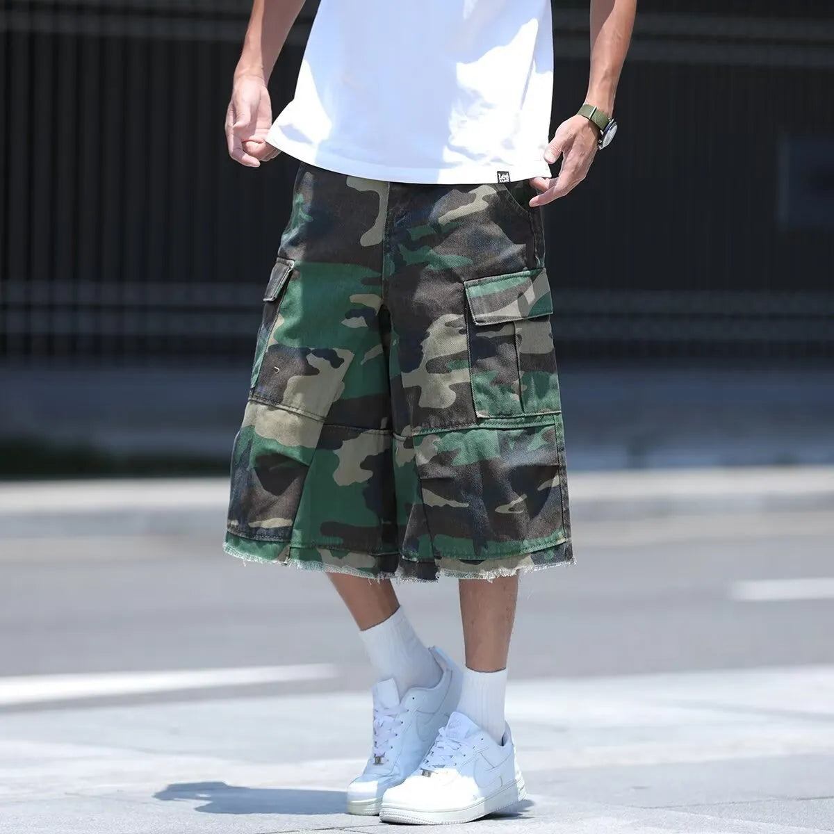 Men's American retro style camouflage shorts in loose fit cropped design for summer wear