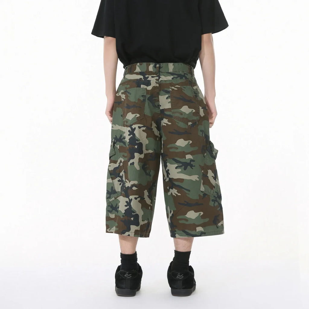 Men's camouflage pattern wide leg cotton jeans with large side pockets and cropped length