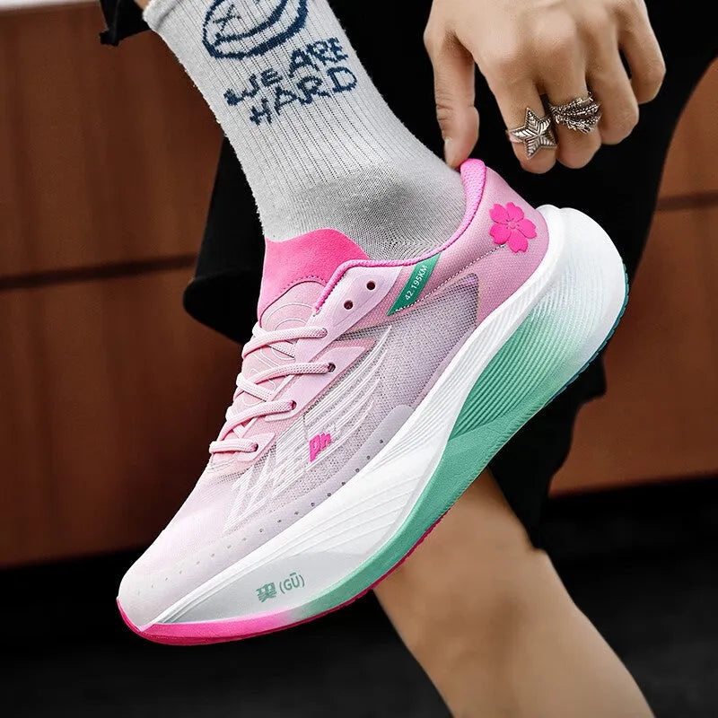 Low-top racing sneaker with carbon plate, natural rubber sole, in a glacier colour with lace-up front.