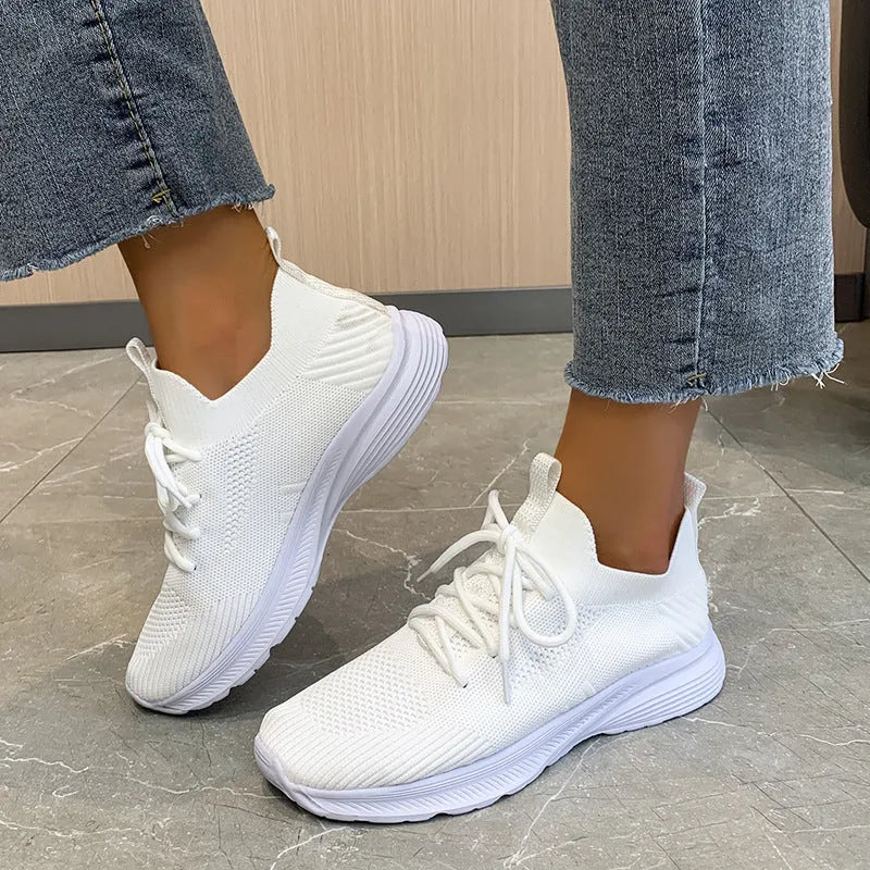 Women's low top flyknit running shoes with mesh lining and rubber sole in solid colour