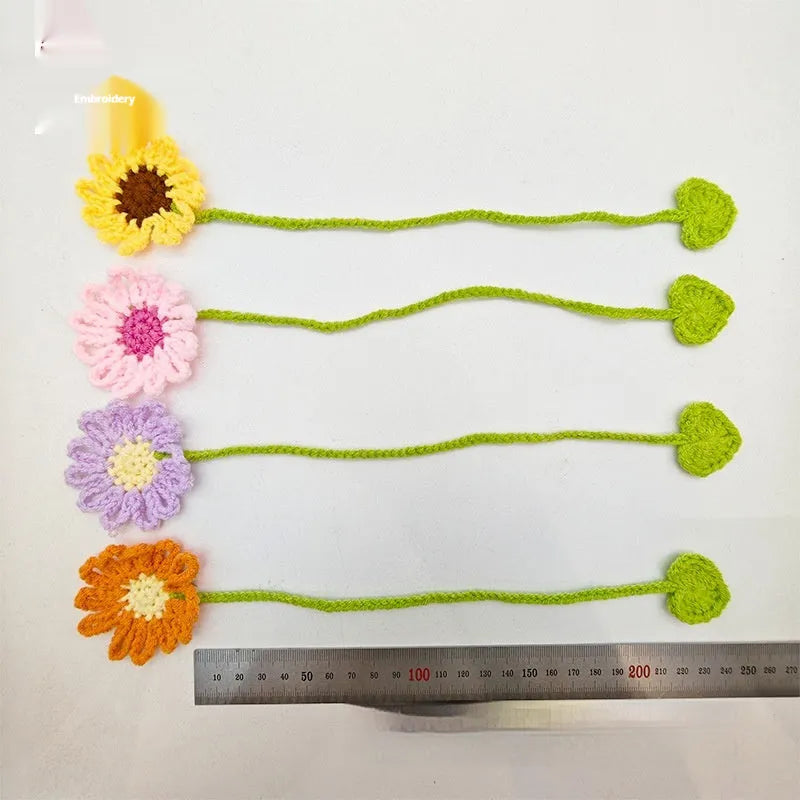Hand-crocheted wool bookmark with daisy pattern and flexible wire core in milk cotton material